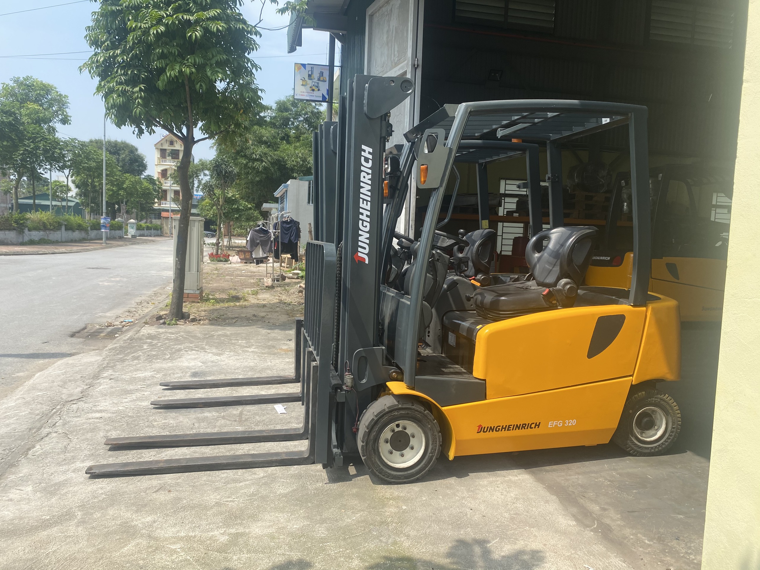 Xe Nâng Điện Counterbalance Jungheinrich EFG 550